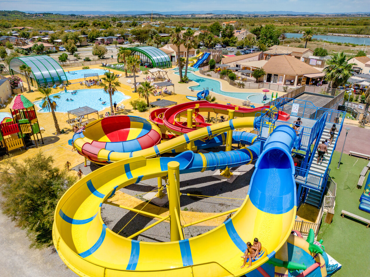 Waterpark met reuzenglijbanen, zwembaden en speeltoestellen op camping VAGUES OCEANES Hamacs in Fleury (11).