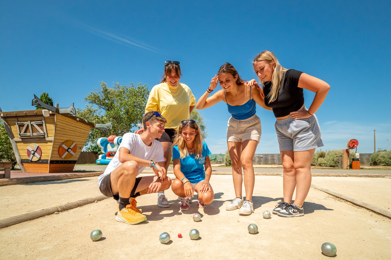Jongeren spelen jeu de boules op camping VAGUES OCEANES Hamacs in Fleury (11).