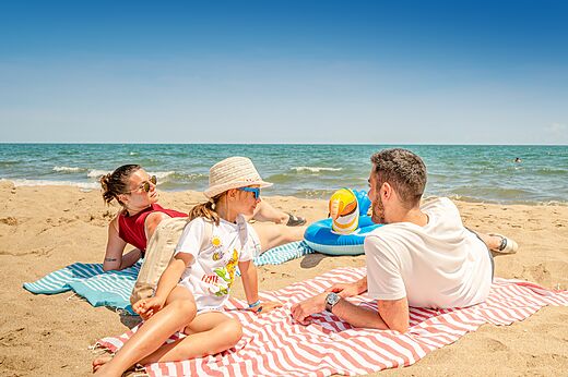 Familie op het zandstrand, VAGUES OCEANES Hamacs in Fleury (11).