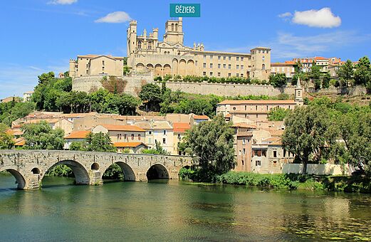 B�ziers, kathedraal Saint-Nazaire en Pont Vieux over de Orb, Occitani�.