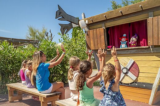 Poppenkastvoorstelling voor kinderen met animator op camping VAGUES OCEANES Hamacs Fleury (11).