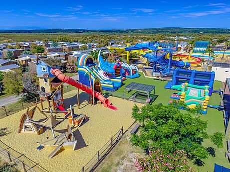 Speeltuin, waterglijbanen en opblaasbare spelen op camping VAGUES OCEANES Hamacs in Fleury (11).