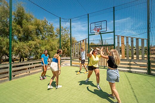Buiten basketbalveld op camping VAGUES OCEANES Hamacs à Fleury (11).