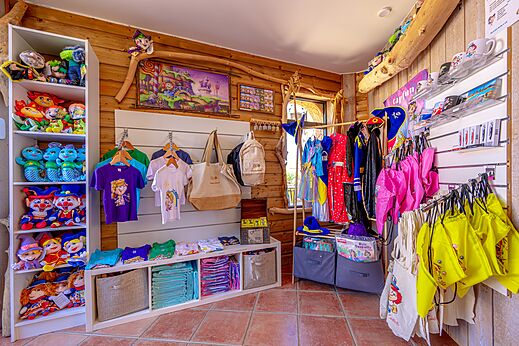 Campingwinkel met speelgoed, t-shirts en kinderoutfits in Fleury (11).