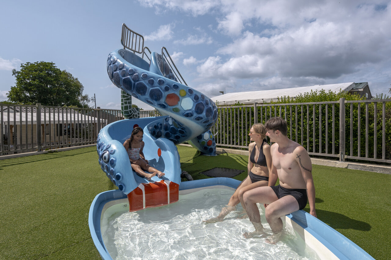 Leuke waterglijbaan en kinderzwembad op camping CLICOCHIC Haras de Deauville in Touques (14).