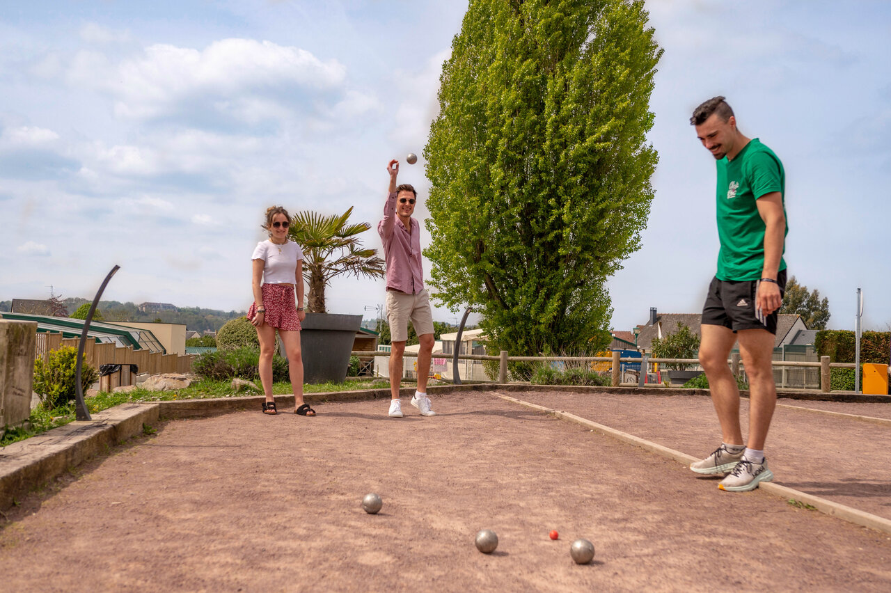 Jeu de boulesbaan met spelers op camping CLICOCHIC Haras de Deauville in Touques (14).