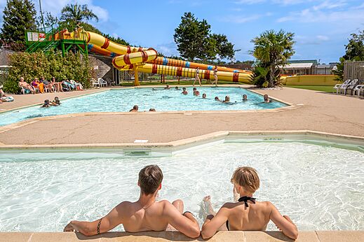 Buitenzwembad met waterglijbaan op camping CLICOCHIC Haras de Deauville.