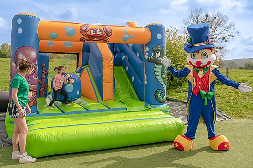 Opblaasbaar kasteel, mascotte op camping CLICOCHIC Haras de Deauville in Touques (14).