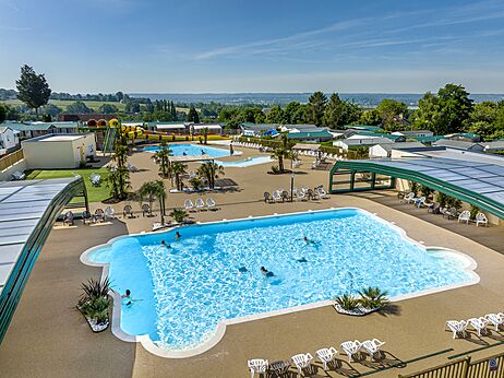 Luchtfoto waterpark, zwembaden, glijbanen op camping CLICOCHIC Haras de Deauville, Touques.