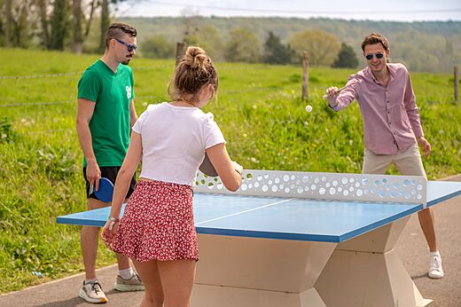 Tafeltennis buiten, vrienden op camping CLICOCHIC Haras de Deauville, Touques.