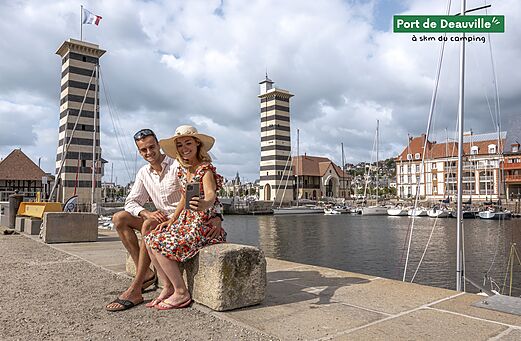 Haven van Deauville met iconische torens, boten en stel, Normandi�.