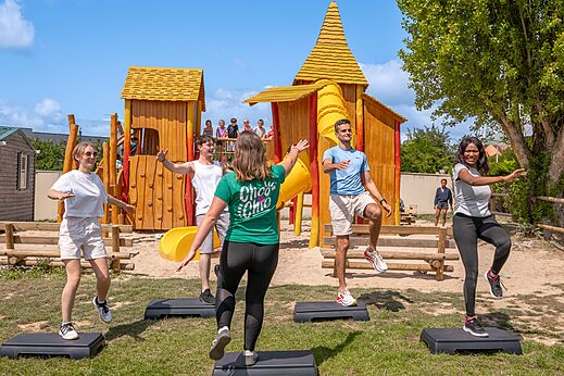 Groepsfitness animatie, speeltuin op camping CLICOCHIC Haras de Deauville in Touques.