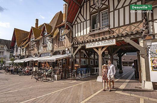 Vismarkt en traditionele architectuur in Deauville, Normandi�, te bezoeken.