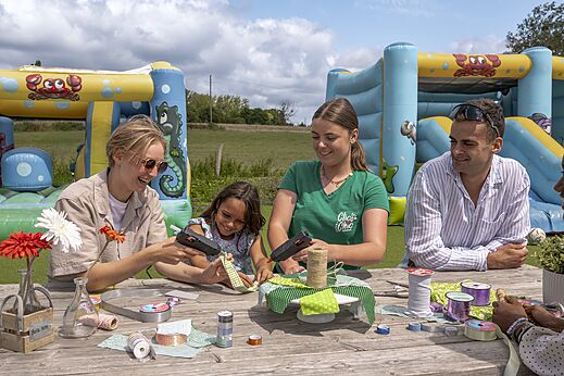 Creatieve workshop kinderen en volwassenen, opblaasbare spellen, camping CLICOCHIC Haras de Deauville.