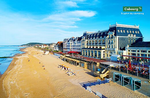 Groot zandstrand en historische gebouwen van Cabourg in Normandi�.