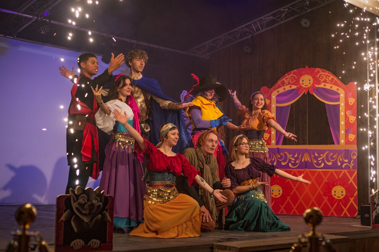 Animatieshow met verklede artiesten en vonken bij CAPFUN Hautes Coutures, BENOUVILLE (14).