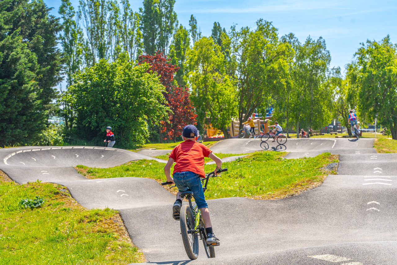 Pump track voor fietsen en scooters op CAPFUN Hautes Coutures in BENOUVILLE (14).