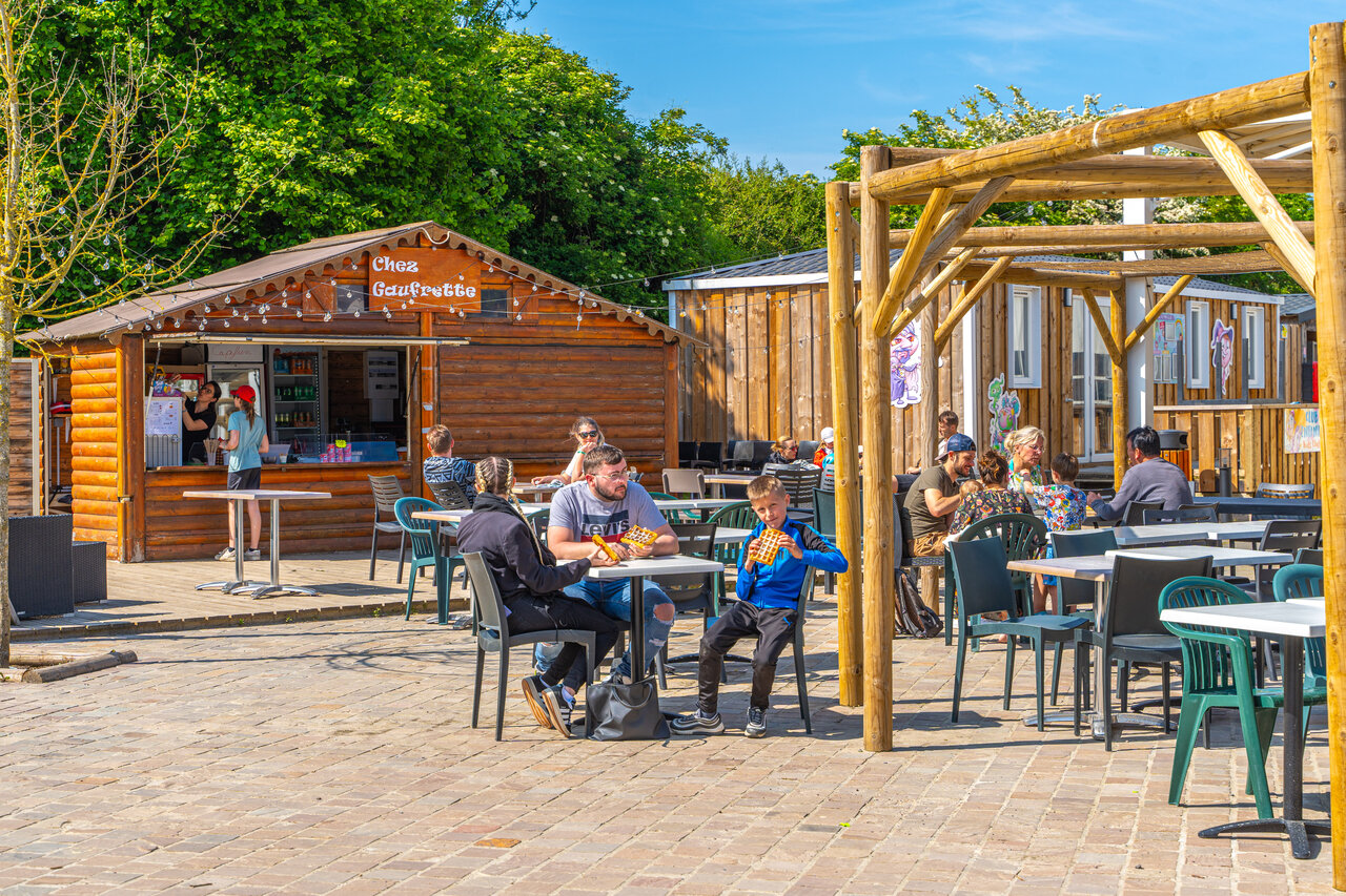 Snack bar Chez Gaufrette en gezellig terras op camping CAPFUN Hautes Coutures BENOUVILLE (14).
