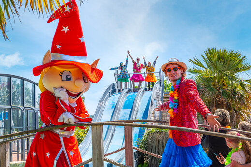Mascotte, animators en waterglijbaan op camping CAPFUN Hautes Coutures in BENOUVILLE (14).