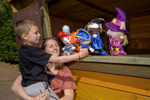 Poppenkastvoorstelling voor kinderen op camping CAPFUN Hautes Coutures in BENOUVILLE (14).