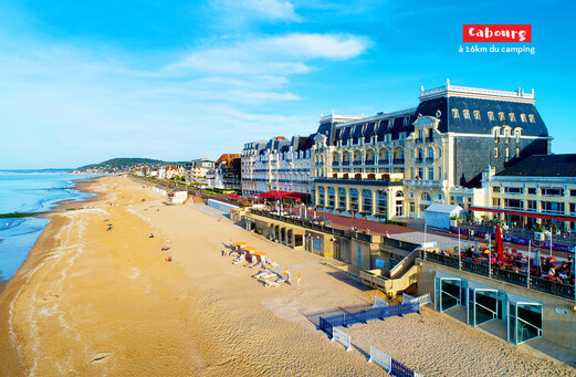 Fijn zandstrand en Belle Époque architectuur in Cabourg, Normandië.