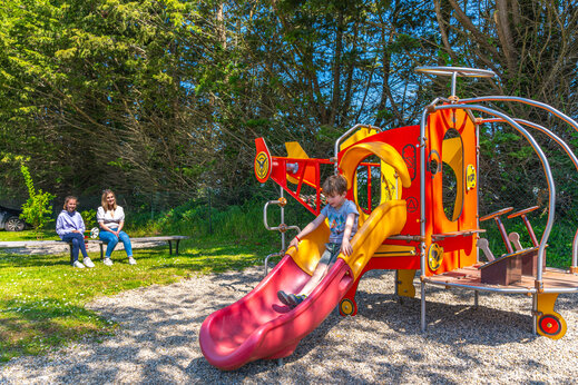 Glijbaan en speeltuin voor kinderen op camping CAPFUN Hautes Coutures in BENOUVILLE (14).