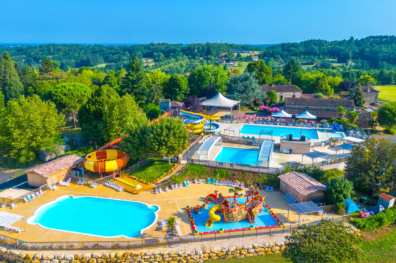 Groot waterpark met glijbanen, zwembaden en waterspeeltuin op camping CAPFUN Hauts de Ratebout in STE FOY DE BELVES (24).