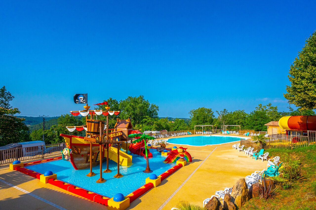 Waterpark, zwembad op camping CAPFUN Hauts de Ratebout in STE FOY DE BELVES.