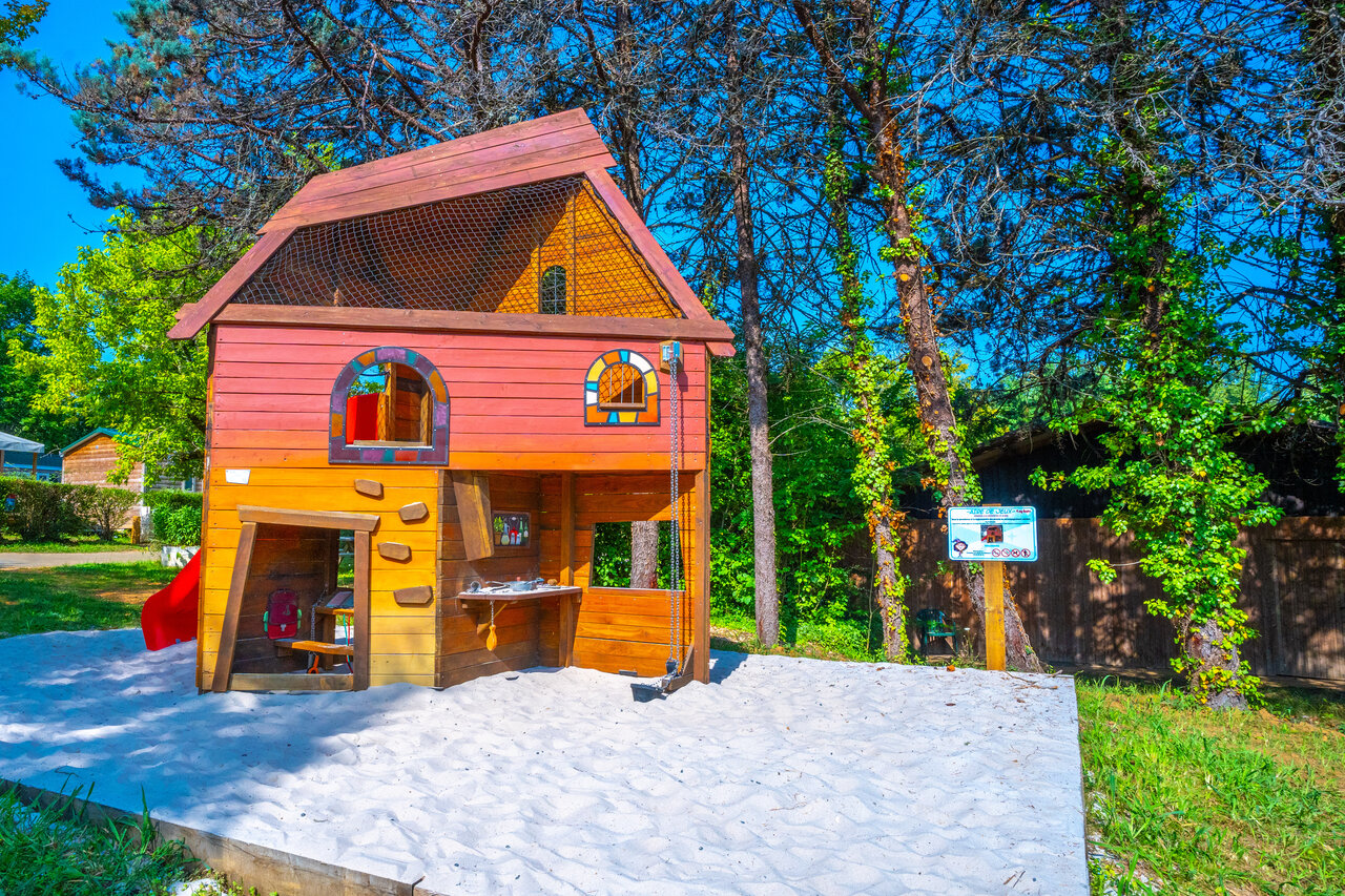 Speelhuisje, zandbak op camping CAPFUN Hauts de Ratebout in STE FOY DE BELVES (24).