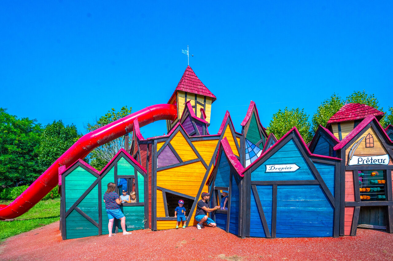 Glijbaan, kleurrijke speeltuin op CAPFUN Hauts de Ratebout, STE FOY DE BELVES.