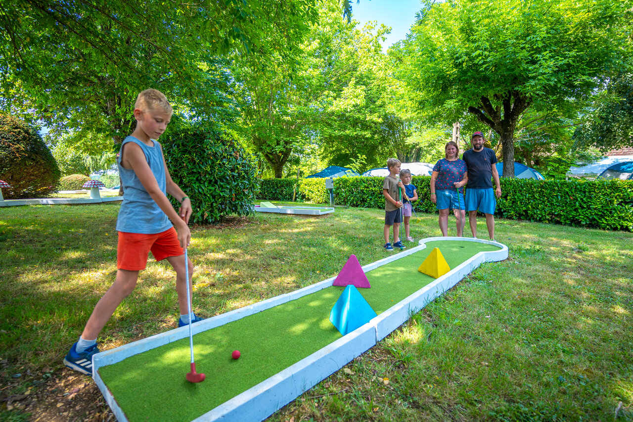Familie minigolf met kinderen op camping CAPFUN Hauts de Ratebout in STE FOY DE BELVES (24).