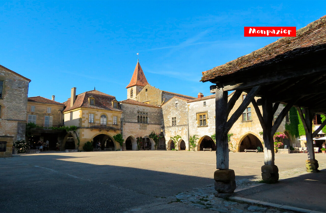 Centraal plein van de middeleeuwse bastide Monpazier in de Dordogne, Frankrijk.