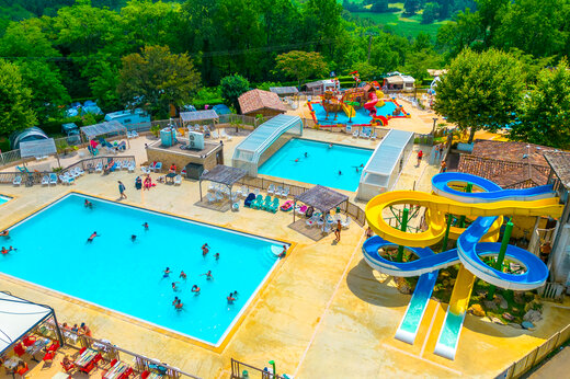Zwembaden, glijbanen en waterspeeltuin op camping CAPFUN Hauts de Ratebout.