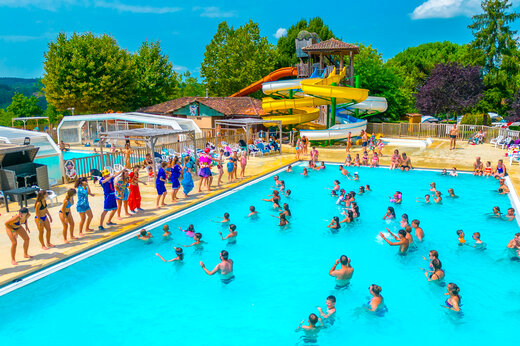 Levendig buitenzwembad met waterglijbanen op camping CAPFUN Hauts de Ratebout in STE FOY DE BELVES (24).