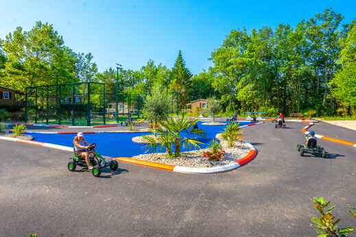 Skelterbaan voor kinderen op camping CAPFUN Hauts de Ratebout.