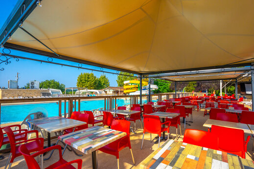 Restaurantterras op camping CAPFUN Hauts de Ratebout in STE FOY DE BELVES (24).