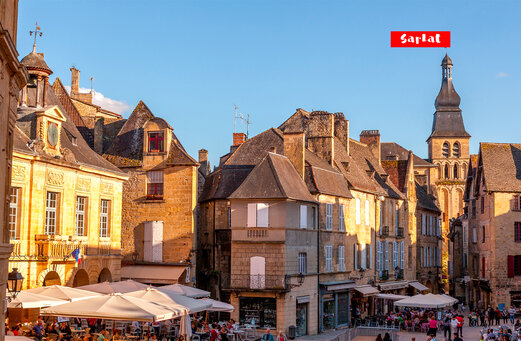 Levendig historisch plein in Sarlat-la-Canéda, Dordogne, te bezoeken nabij de camping.
