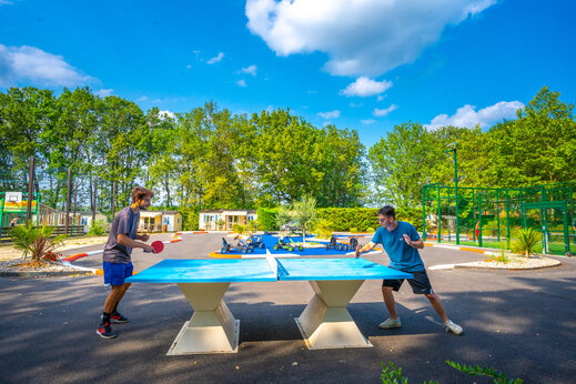 Buiten tafeltennis op camping CAPFUN Hauts de Ratebout in STE FOY DE BELVES (24).