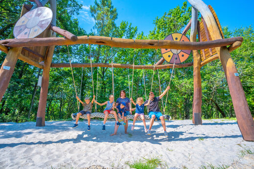 Grote houten schommel met lachende familie op camping CAPFUN Hauts de Ratebout in STE FOY DE BELVES (24)