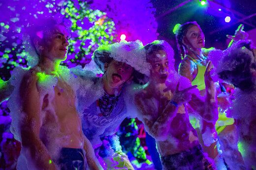 Feestelijke schuimparty sfeer op camping CAPFUN Hauts de Ratebout in STE FOY DE BELVES.