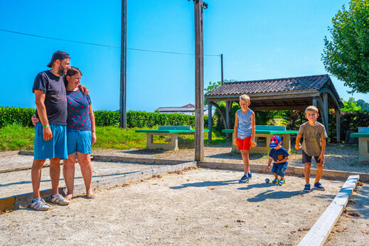 Petanque en tafeltennistafels op camping CAPFUN Hauts de Ratebout in STE FOY DE BELVES (24).