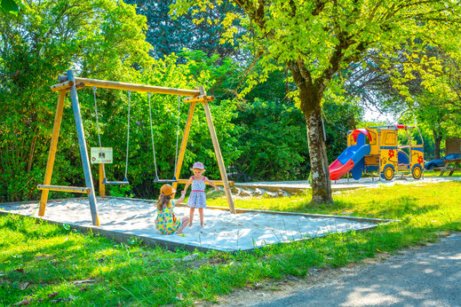 Kinderspeeltuin op camping CAPFUN Hauts de Ratebout in STE FOY DE BELVES (24).