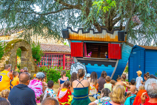 Poppenkastvoorstelling voor kinderen op camping CAPFUN Hauts de Ratebout.