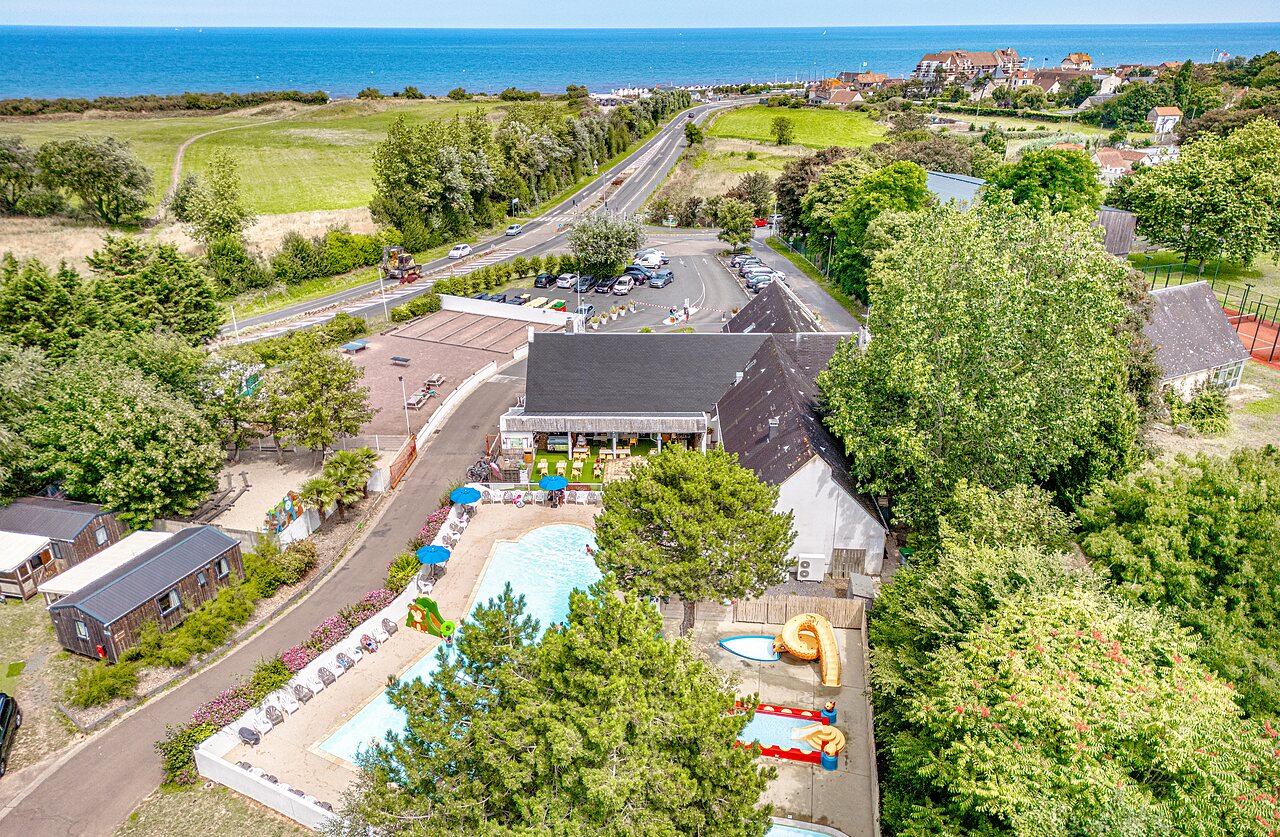 Luchtfoto van camping CLICOCHIC Havre de Berni�res (14) met zwembad en restaurant.