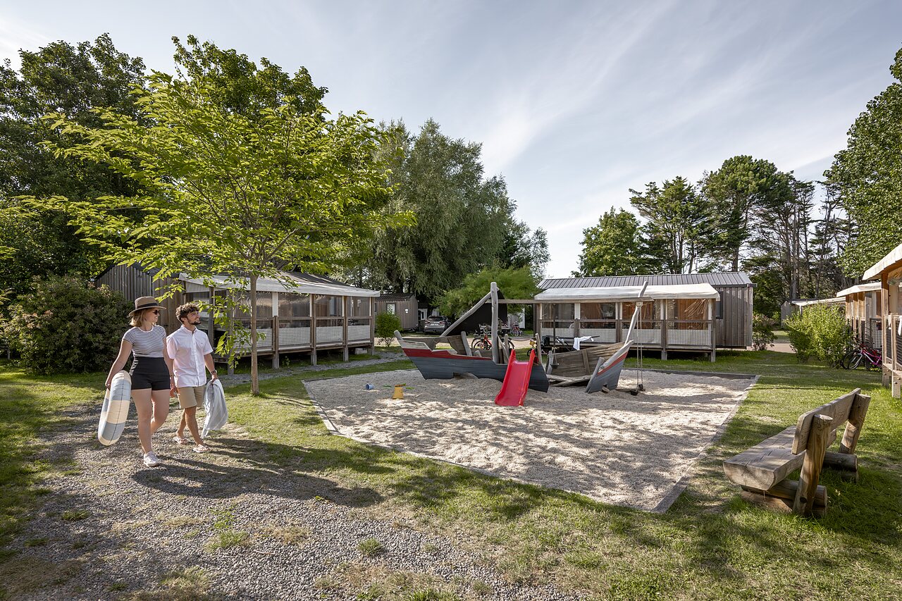 Speeltuin boot, glijbaan en chalets op camping CLICOCHIC Havre de Berni�res.