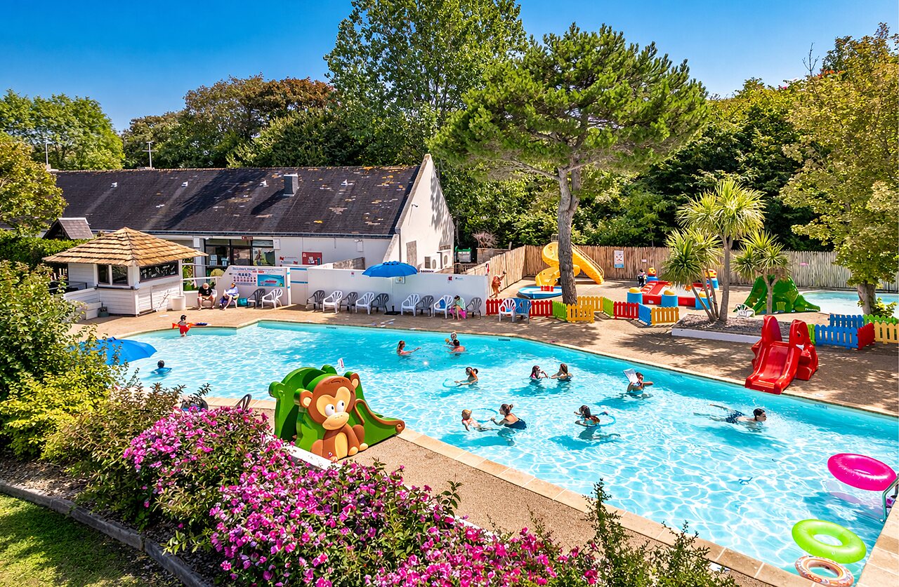 Buitenzwembad, glijbanen en waterspellen op camping CLICOCHIC Havre de Berni�res.