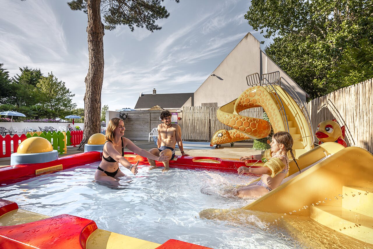 Peuterbad, slangenglijbaan en familie op camping CLICOCHIC Havre de Berni�res (14).