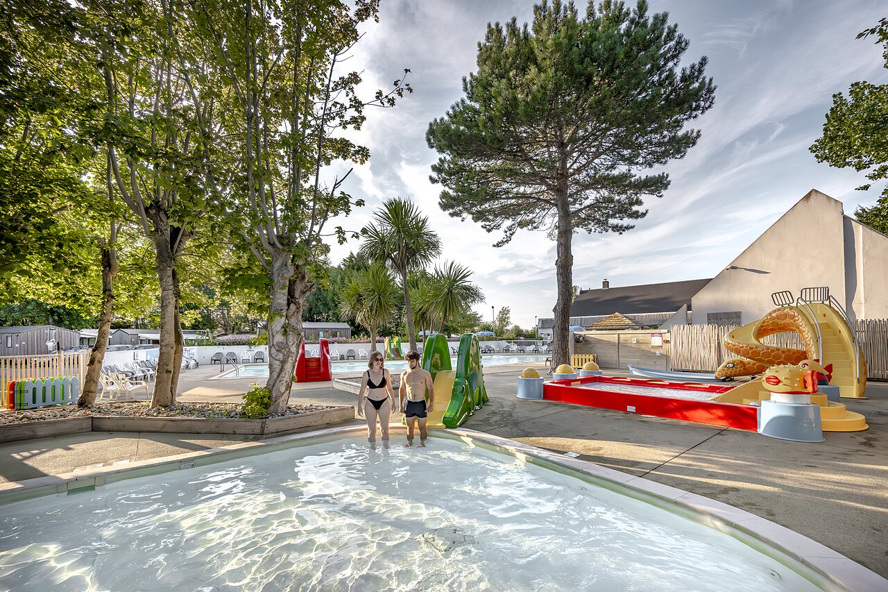 Kinderbad, waterglijbanen en waterspelen op camping CLICOCHIC Havre de Berni�res in Berni�res-sur-Mer.