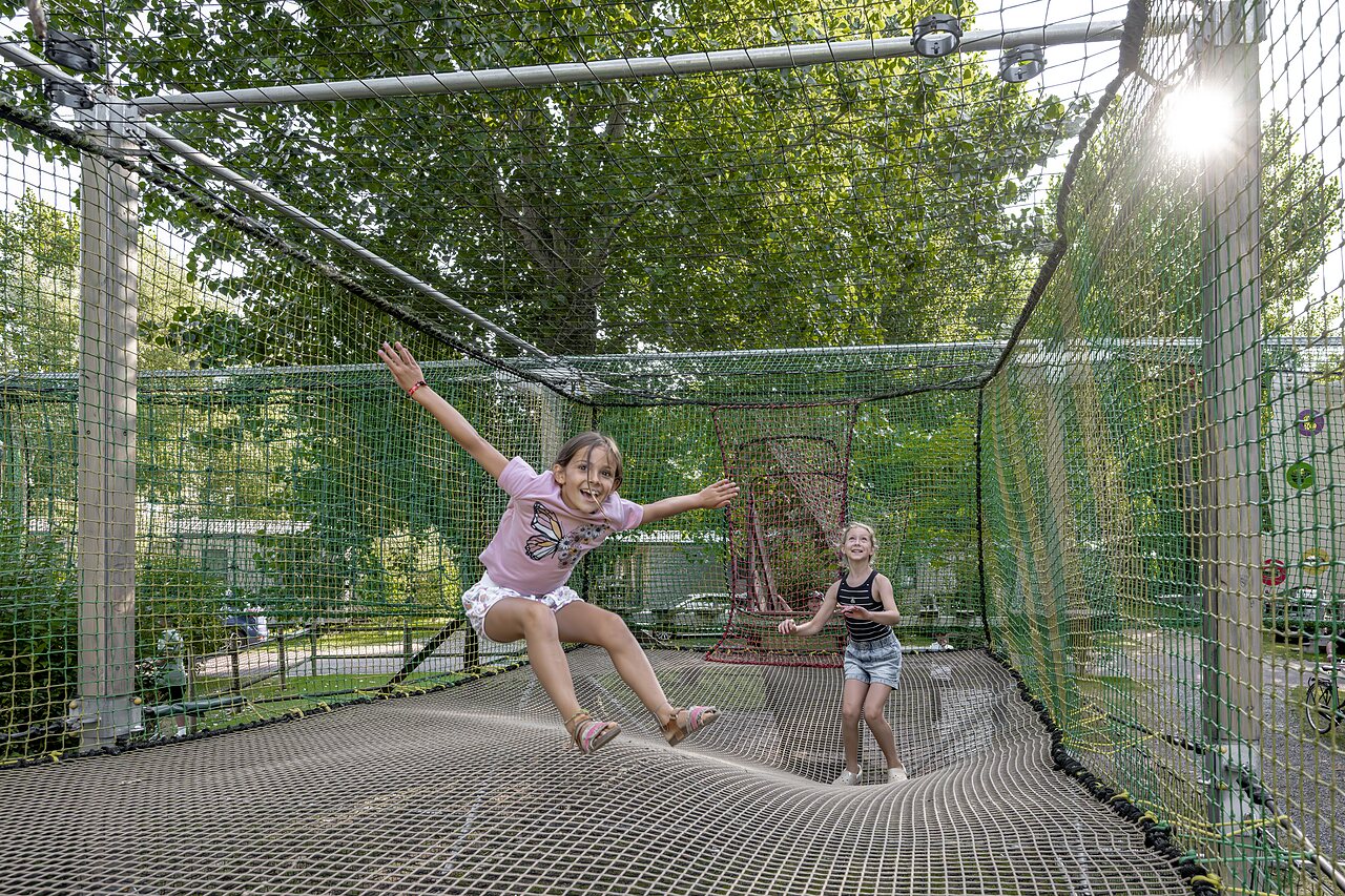 Kinderen spelen op een gigantische net trampoline op camping CLICOCHIC Havre de Berni�res.