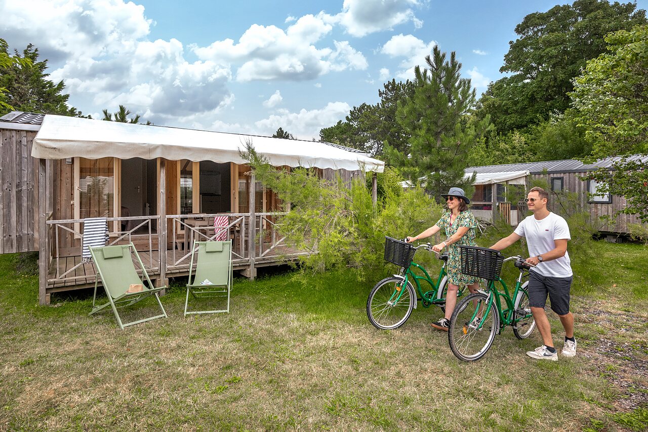 Stacaravan, fietsen op camping CLICOCHIC Havre de Berni�res in Berni�res-sur-Mer (14).